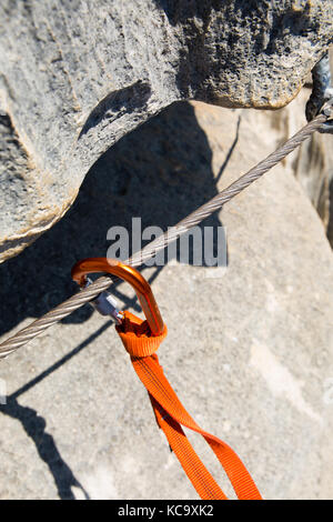 Karabiner zu Stahl Seil befestigt, Grand Tsingy, Madagaskar, 2017 Stockfoto