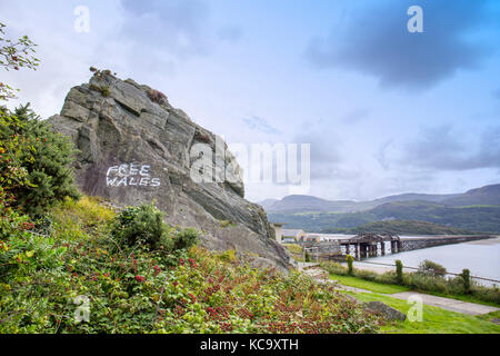 Free Wales Graffiti über Barmouth mit Brücke Gwynedd Wales UK Stockfoto