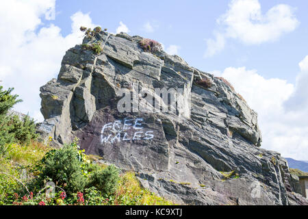 Graffiti auf Felsen über der Stadt Barmouth Gwynedd Wales UK Stockfoto