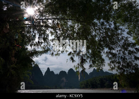 Blick auf den wunderschönen chinesischen natürliche Landschaft mit karst Hügel, grüne Berge, Bäume, Li Fluss, auf dem Land in der Nähe von xingping, zwischen Guilin und Yangshuo Stockfoto