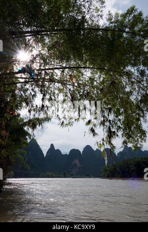 Vertikale Ansicht von schönen chinesischen Naturlandschaft mit karst Hügel, grüne Berge, Bäume, Li Fluss, auf dem Land in der Nähe von Yangshuo xingping, zwischen einem Stockfoto
