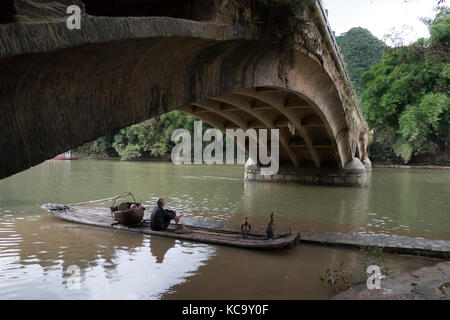 Alte chinesische Fischer auf Bambus Entwurf mit Kormorane auf Li River in der Nähe von xingping, zwischen Yangshuo und Guilin, Guangxi, China, Asien Stockfoto