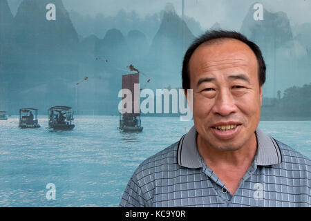 Portrait von echten asiatischen Menschen, mit Emotionen und Gefühle, an der Kamera schaut. glücklich chinesischen erwachsenen Mann aus xianggong Hügel, in der Nähe von Yangshuo, China, Asien Stockfoto