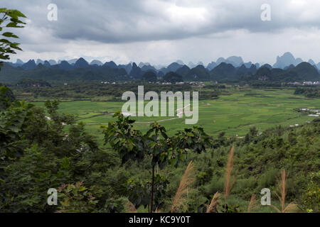 Schöne chinesische Naturlandschaft mit karst Hügel, grüne Berge, ein kleines Dorf, auf dem Land zwischen Guilin und Yangshuo, China, Asien Stockfoto