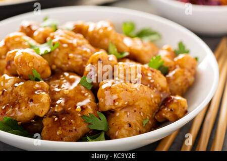 Würzig süß und sauer Huhn mit Reis und Kohl Stockfoto