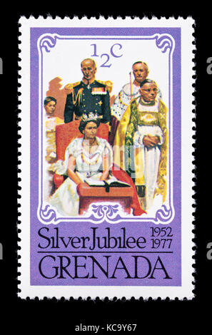 Briefmarke von Grenada mit der Darstellung der Krönung von Königin Elisabeth II., silbernes Jubiläum. Stockfoto