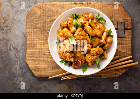 Würzig süß und sauer Huhn mit Reis und Kohl Stockfoto