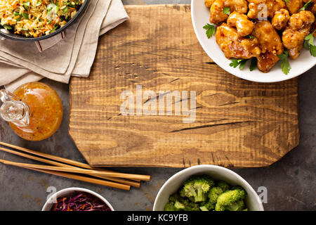 Würzig süß und sauer Huhn mit Reis und Kohl Stockfoto