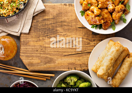 Würzig süß und sauer Huhn mit Reis und Kohl Stockfoto