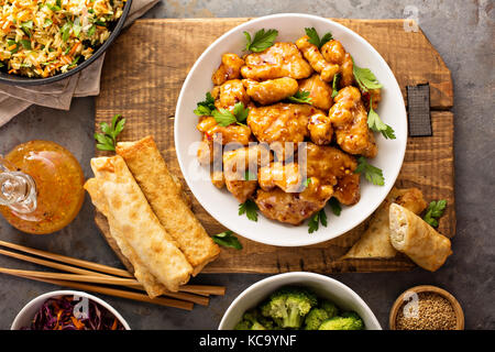 Würzig süß und sauer Huhn mit Reis und Kohl Stockfoto