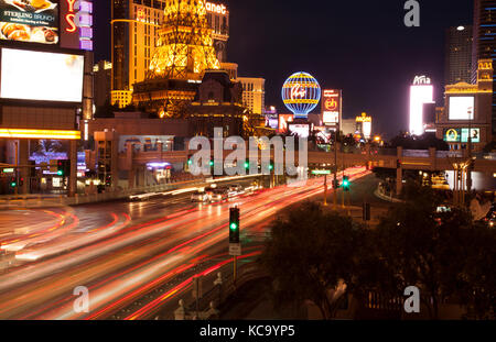 Der Streifen mit Paris Las Vegas Strip Lichter in der Nacht Stockfoto