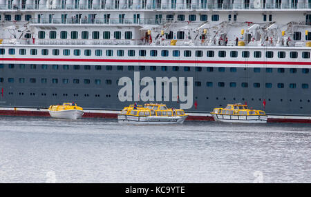 Das Schiff ist in Rettungsboote von der MS Balmoral Kreuzfahrtschiff werden abgesenkt, wenn im Hafen als Teil einer Notfallübung Stockfoto