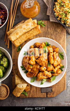 Würzig süß und sauer Huhn mit Reis und Kohl Stockfoto