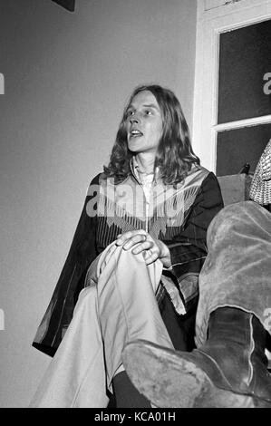 Die Incredible String Band: Gründungsmitglied Robin Williamson backstage mit seiner psychedelischen Folk Band an der Colston Hall, Bristol, am 1. März 1969. Stockfoto