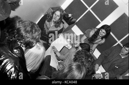 Die Incredible String Band: Gründungsmitglieder Robin Williamson (links) und Mike Heron (teilweise verdeckt) Backstage mit anderen Bandmitglied Rose Simpson bei der Colston Hall, Bristol, am 1. März 1969. Stockfoto