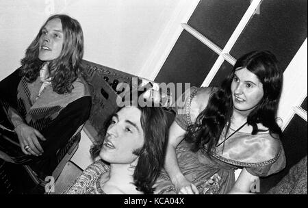 Die Incredible String Band: Gründungsmitglieder Robin Williamson (links) und Mike Heron backstage mit anderen Bandmitglied Rose Simpson bei der Colston Hall, Bristol, am 1. März 1969. Stockfoto