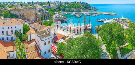 Antalya, Türkei - Mai 12, 2017: Über den Dächern der mittelalterlichen Hafen in Kaleici, das Wahrzeichen von Antalya, der schönen natürlichen Hafen, preser bietet Stockfoto