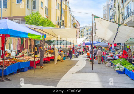 Antalya, Türkei - 12. Mai 2017: Die Reihe der muratpasa Wochenmarkt mit einem großen Angebot an Kleidung und Accessoires in gedeckten Ständen, am 12. Mai in Antalya. Stockfoto