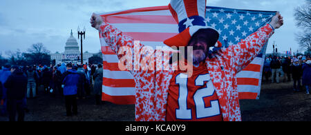 Donald Trump Unterstützer mit US-Flagge und Onkel Sam hat in der National Mall feiert während Trump Vereidigung in Zeremonie. Washington DC 19. Januar 2017 Stockfoto