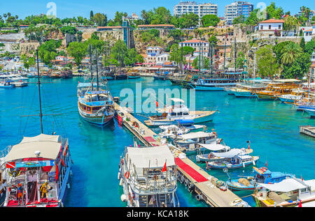 Antalya, Türkei - Mai 12, 2017: Der Pier mit angelegten Boote im alten Hafen von Viertel Kaleici, von hohen Felsen umgeben, Reste von mittelalterlichen für Stockfoto