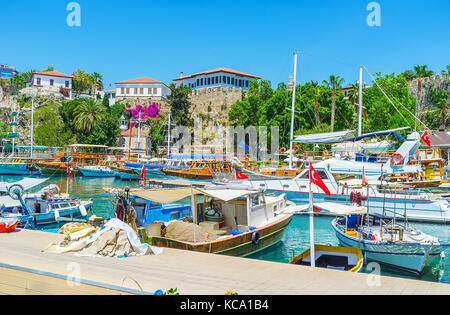 Der Spaziergang entlang der Pier in Antalya, alte Marina, berühmte touristische Destination, mit einem Blick auf die alte Stadtmauer und die osmanische Stadtwohnungen auf der Oberseite des c Stockfoto