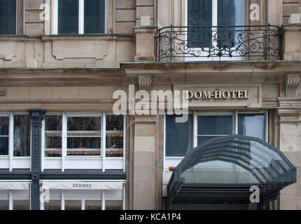 Schmales Fenster vorne in einer geradeaus Abstrakt Stockfoto