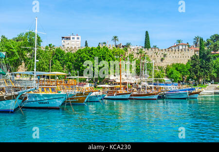 Antalya, Türkei - Mai 12, 2017: Der Hafen des Resorts ist berühmten touristischen Ort, hier finden Sie die Sportboote, historische Sehenswürdigkeiten und zahlreichen Cafés Stockfoto