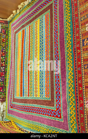 Die farbigen Wand Teppich im Schaufenster der Store ist mit primitiven geometrische Muster im traditionellen Stil, alte Basar in Antalya, Türkei. Stockfoto