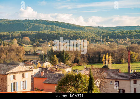 Sicht auf das Land rund um das kleine Dorf camps la Source im Département Var in der Provence, im Süden Frankreichs Stockfoto