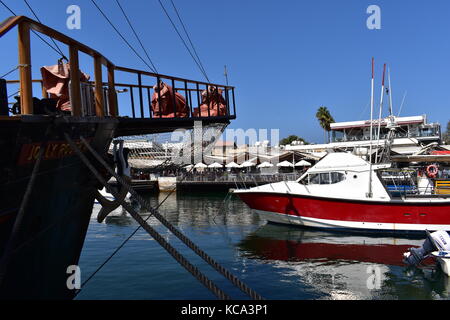 Hafen von Paphos auf der Mittelmeerinsel Zypern, dargestellt von einem 'Pirat' Boot bietet Freizeitaktivitäten Kreuzfahrten. Stockfoto