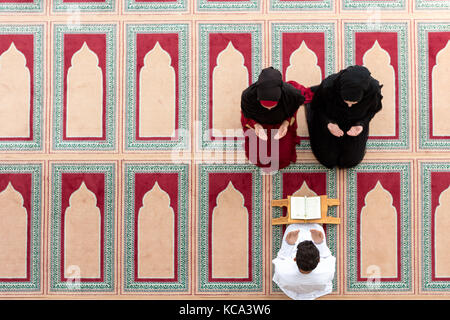 Muslimische Mädchen und der Mann heiraten von muslimischen Traditionen Stockfoto