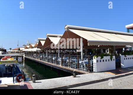 Hafen von Paphos, durch seine mittelalterlichen Burg dominiert, auf der Mittelmeerinsel Zypern. Stockfoto