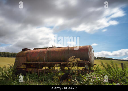 Alte vergessen Rentner landwirtschaftliche Maschinen Rost in der Landschaft Stockfoto