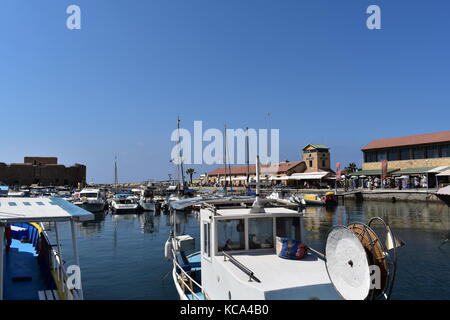 Hafen von Paphos, durch seine mittelalterlichen Burg dominiert, auf der Mittelmeerinsel Zypern. Stockfoto