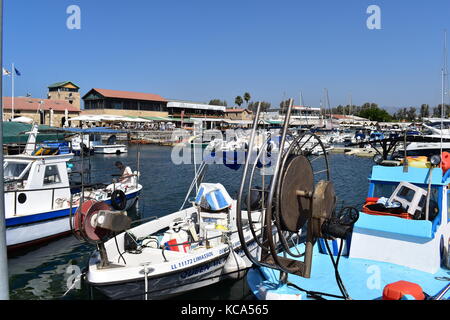 Hafen von Paphos, durch seine mittelalterlichen Burg dominiert, auf der Mittelmeerinsel Zypern. Stockfoto