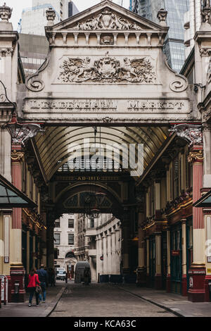 Paar in Leadenhall Market, beliebten Markt in London, im 19. Jahrhundert gebaut wurde. Stockfoto