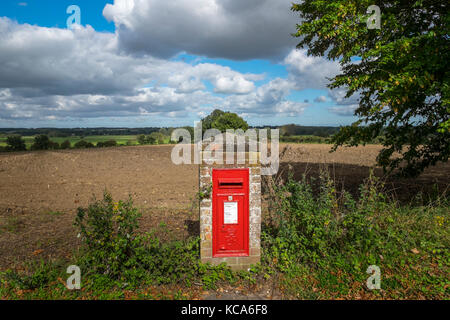 Royal Mail Postbox auf dem Land, Shipmeadow, Suffolk, England. Stockfoto
