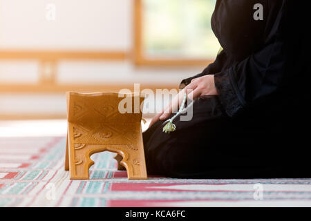 Junge muslimische Frau in der Moschee zu beten Stockfoto