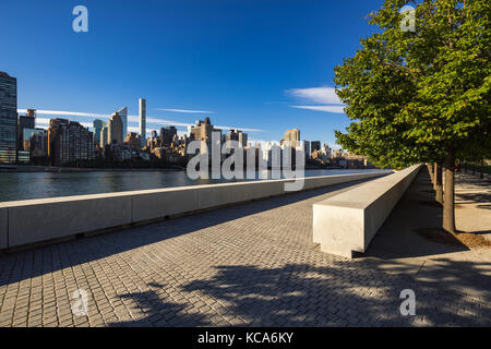 Sommer Blick auf Manhattan Midtown East von Roosevelt Island (Franklin D. Rosevelt vier Freiheiten Park). New York City Stockfoto