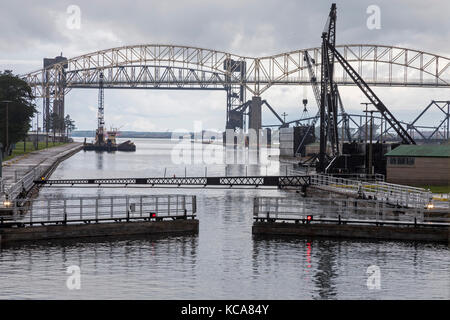 Sault Ste Marie, Michigan - die Tore der Macarthur Schloss öffnen für eine Upbound Schiff im Soo Locks, die den Versand zwischen Lake Superior ein Stockfoto