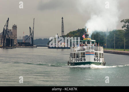 Sault Ste Marie, Michigan - der Soo Locks tour Boot fährt die Macarthur sperren. durch die amerikanische Armee Korps der Ingenieure betrieben werden, die Sperren aktivieren Versand Stockfoto