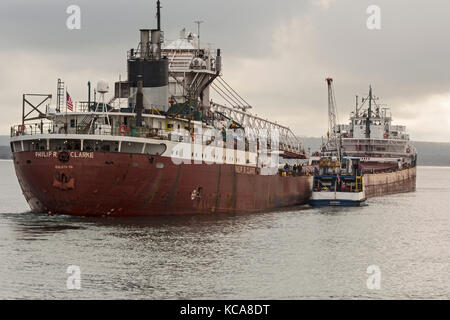 Sault Ste Marie, Michigan - nach Passieren des Soo Locks, die philip r Clarke, einer der großen Seen bulk cargo Frachter, nimmt auf Lieferungen von einem soo Stockfoto