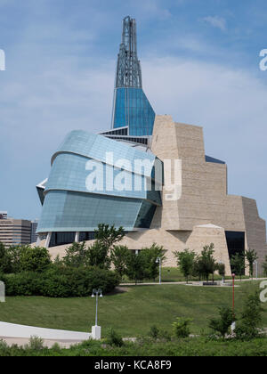 Kanadische Museum für Menschenrechte Gebäude von der Esplanade Riel Fußgängerbrücke über den Red River, die Gabeln National Historic Site, Winnipeg, Stockfoto