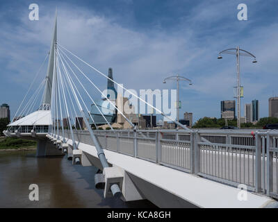 Esplanade Riel Fußgängerbrücke über den Red River, die Gabeln National Historic Site, Winnipeg, Manitoba, Kanada. Stockfoto