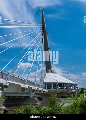 Esplanade Riel Fußgängerbrücke über den Red River, die Gabeln National Historic Site, Winnipeg, Manitoba, Kanada. Stockfoto