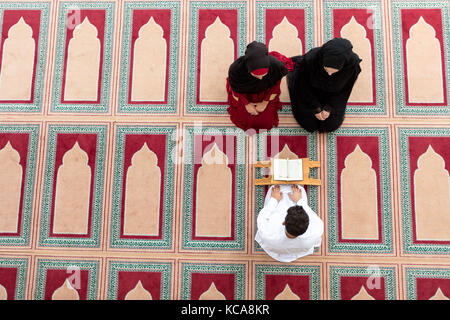 Muslimische Mädchen und der Mann heiraten von muslimischen Traditionen Stockfoto