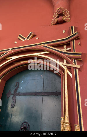 Stadt Freiburg, Deutschland. Nahaufnahme einer Eingangstür zum façade des Minster-Platzes in der Historischen Kaufmannshalle. Stockfoto