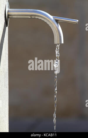 Wasser aus einem Hahn in einem öffentlichen Brunnen Stockfoto