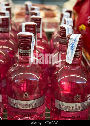 Flaschen von Pink Gin in Zeilen angezeigt. Stockfoto