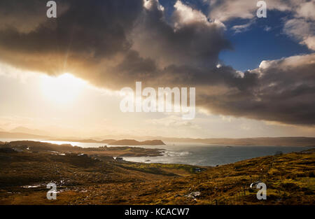 Sonnenuntergang über der ländlichen Siedlung von Mellon Charles und Loch Ewe, Scottish Highlands, Schottland, Großbritannien. Stockfoto